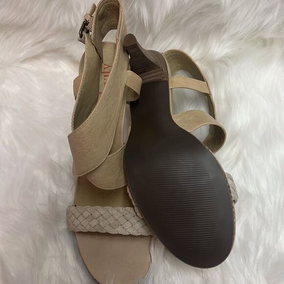 LEVITY Suede Soft Leather Eucalipto Tory Taupe Braided Crisscross Heels BIN 13 - Picture 7 of 10